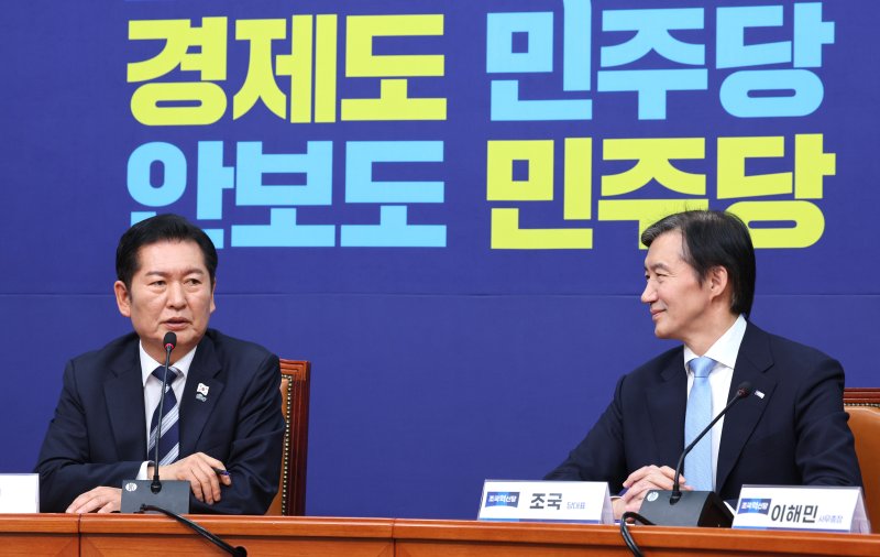 정청래 더불어민주당 대표가 지난달 26일 서울 여의도 국회에서 조국 조국혁신당 대표를 접견하고 있다. 2025.11.26/뉴스1 ⓒ News1 신웅수 기자