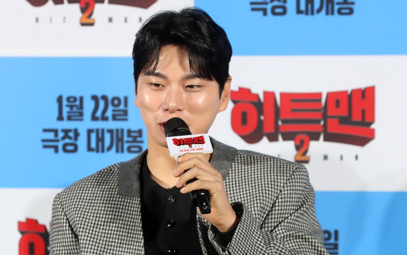 [서울=뉴시스] 김혜진 기자 = 배우 이이경이 27일 오전 서울 용산구 CGV 용산아이파크몰에서 열린 영화 '히트맨2'(감독 최원섭) 제작보고회에서 인사말을 하고 있다. 2024.12.27. jini@newsis.com