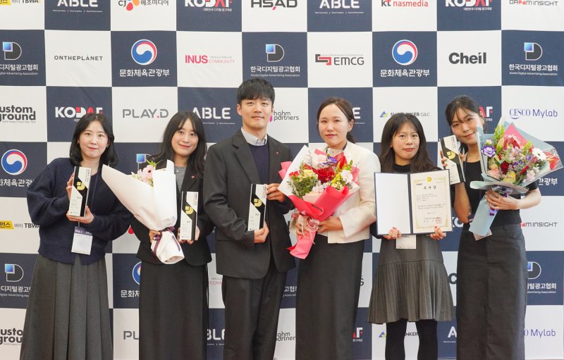 '2025 대한민국 디지털 광고대상'에서 3개 부문 6개 상을 수상한 롯데웰푸드 관계자들이 기념 촬영을 하고 있다.(롯데웰푸드 제공)