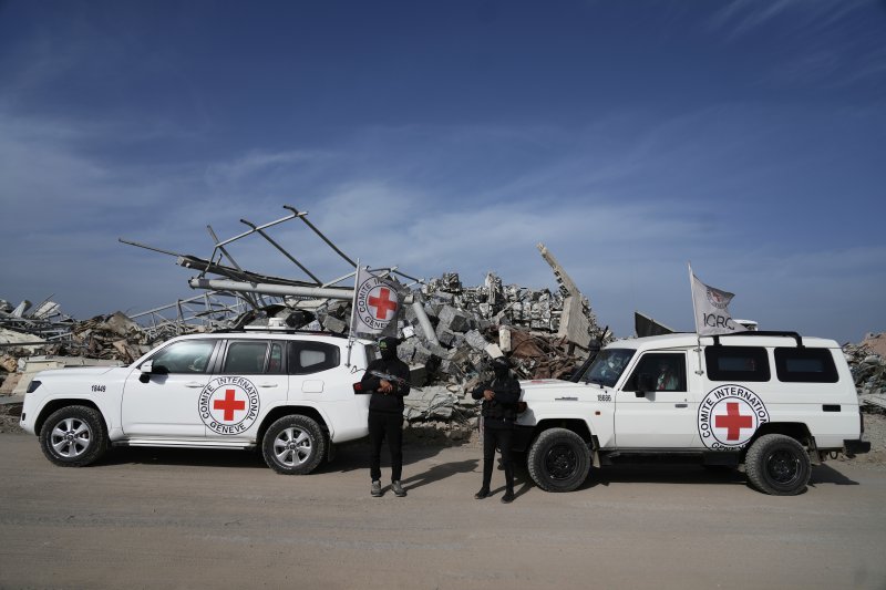 [가자시티=AP/뉴시스] 가자지구 가자시티에서 12월 8일 하마스 무장대원들이 국제적십자위원회(ICRC) 관계자들과 함께 인질 유해를 수색하기 위해 인근 자이툰 지역으로 이동하고 있다. 2025.12. 12.