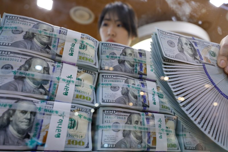 코로나19 일상 회복으로 환전 수요가 높아짐에 따라 지난해 위조지폐 발견량이 2배 이상 증가한 것으로 알려진 29일 서울 중구 하나은행 명동점 위변조대응센터에서 직원이 달러화를 정리하고 있다. 2024.1.29/뉴스1 ⓒ News1 안은나 기자