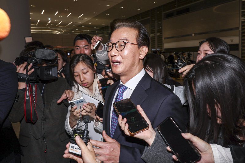 통일교로부터 금품을 수수했다는 의혹이 제기된 전재수 해양수산부 장관이 11일 오전 'UN해양총회' 유치 활동을 마친 후 인천국제공항 제2여객터미널을 통해 귀국해 입장을 밝힌 후 공항을 빠져나가고 있다. 윤영호 전 통일교 세계본부장은 지난 2018년에서 2020년 당시 전재수 의원에게 수천만원이 담긴 현금 상자와 명품 시계 2점을 전달했다고 김건희 국정농단 특검에 진술한 것으로 알려졌다. (공동취재) 2025.12.11/뉴스1 ⓒ News1 김성진 기자