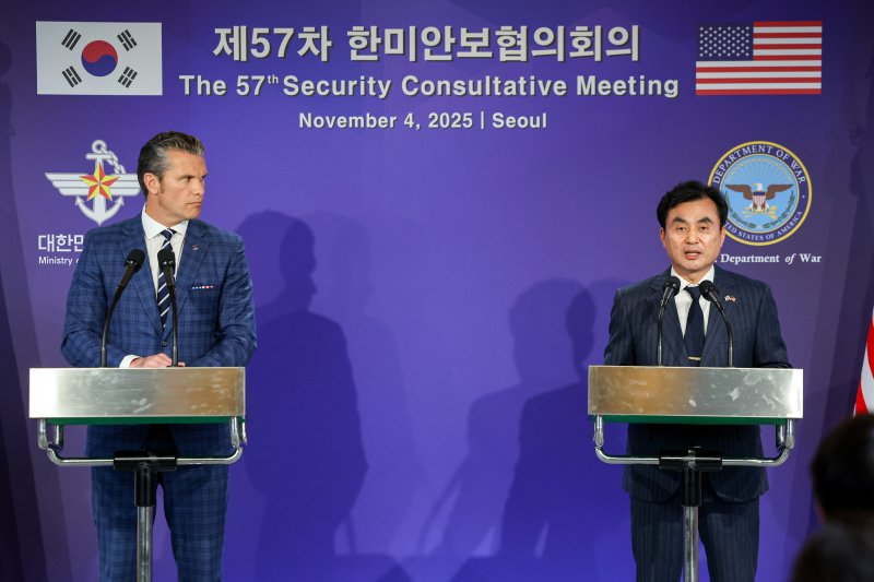 [서울=뉴시스] 사진공동취재단 = 안규백 국방부 장관과 피트 헤그세스 미국 국방부 장관이 4일 오후 서울 용산구 국방부 청사에서 제57차 한미안보협의회의(SCM) 이후 열린 공동기자회견에서 취재진의 질문에 답하고 있다. 2025.11.04. photo@newsis.com