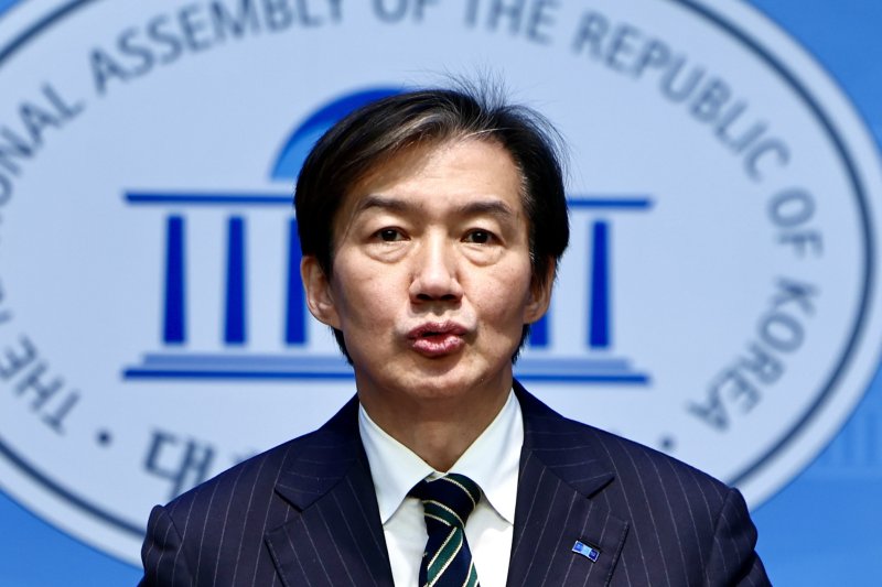 [서울=뉴시스] 김명년 기자 = 조국 조국혁신당 대표가 11일 오전 서울 여의도 국회 소통관에서 청년창업농 상환피해 국가책임 촉구 기자회견을 하고 있다. 2025.12.11. kmn@newsis.com