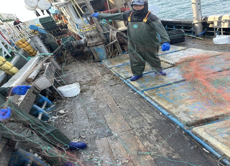 불법 어업 활동 단속 현장 (인천시 제공.재판매 및 DB금지)