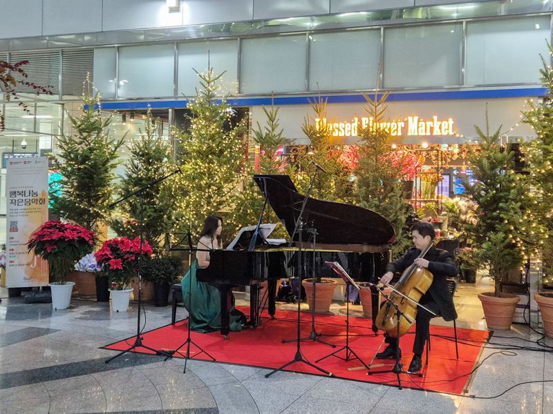 5일 신분당선 판교역 썬큰광장에서 연주자들이 행복나눔 작은음학회를 진행하고 있다. GS리테일 제공