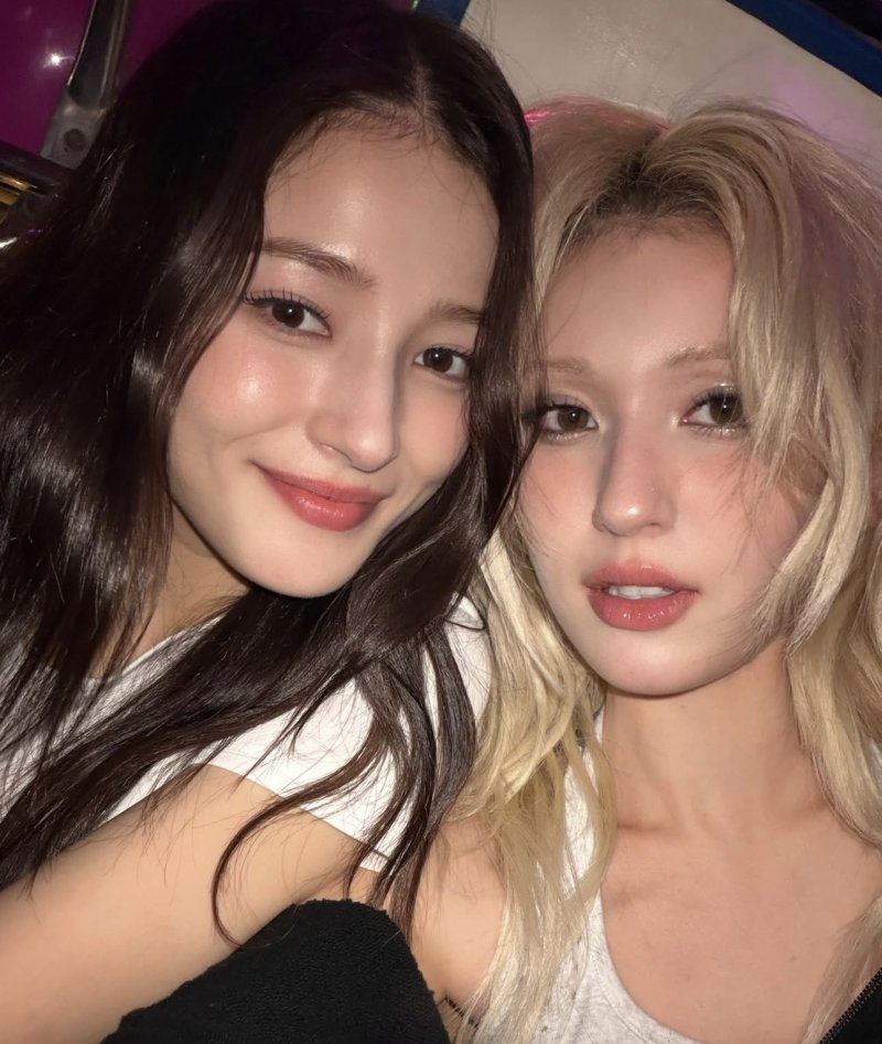 [서울=뉴시스] 그룹 모모랜드 멤버 낸시(왼쪽)와 가수 전소미. (사진=전소미 인스타그램 캡처) 2025.12.12. photo@newsis.com *재판매 및 DB 금지