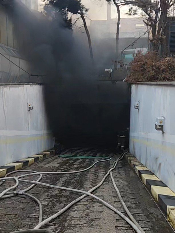 [인천=뉴시스] 12일 오전 7시22분께 인천 부평구 부평동의 한 주상복합 아파트 지하주차장에서 불이 나 건물 외부로 검은 연기가 피어오르고 있다. (사진=인천소방본부 제공) 2025.12.12. photo@newsis.com