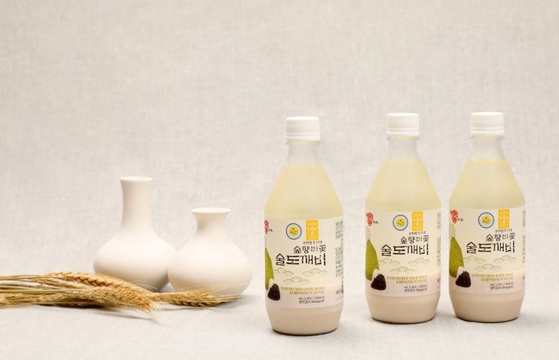 [무안=뉴시스]프리미엄 생막걸리 '숲향벼꽃 술도깨비'. (사진=무안군 제공) 2025.12.12. photo@newsis.com *재판매 및 DB 금지