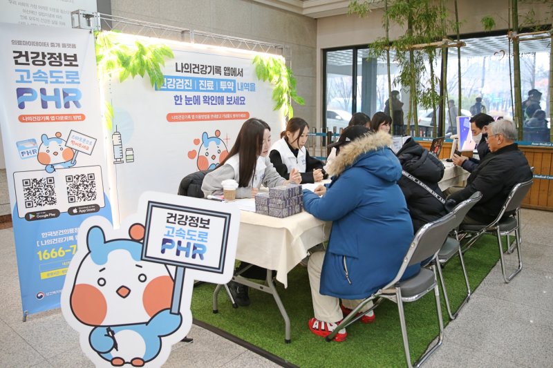 [서울=뉴시스] 서울아산병원에서 11일 열린 '건강정보 고속도로 사업' 홍보 부스에서 환자들이 본인의 진료기록을 열람하고 공유하는 방법을 배우고 있다. (사진= 서울아산병원 제공)