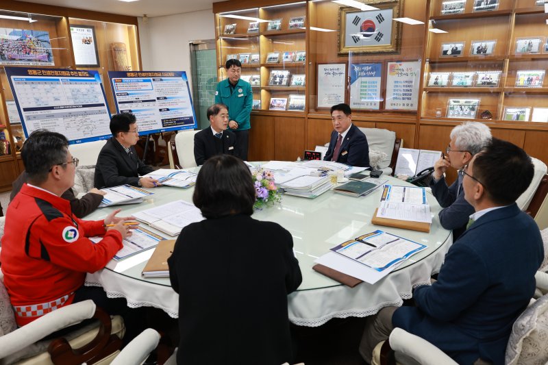 정영철 영동군수와 간부 공무원들이 민생안정지원금 지급과 관련한 회의를 하고 있다.(영동군 제공. 재판매 및 DB금지) /뉴스1