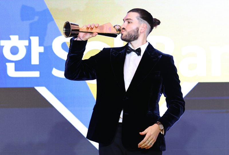 [서울=뉴시스] 최진석 기자 = MVP를 차지한 한화 폰세가 24일 서울 송파구 롯데호텔 월드에서 열린 '2025 KBO 리그 시상식'에서 트로피 키스를 하고 있다. 2025.11.24. myjs@newsis.com