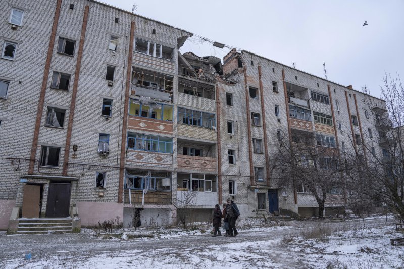 [시베르스크=AP/뉴시스] 러시아가 11일(현지 시간) 우크라이나 동부 도네츠크주의 격전지 중 하나인 시베르스크를 완전히 점령했다고 주장했다. 사진은 2023년 1월12일 러이사 포격으로 파괴된 아파트 앞을 걷고 있는 시베르스크 주민들. 2025.12.12