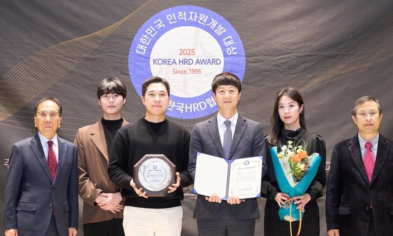 서울 송파구 한국광고문화회관에서 진행된 '2025 대한민국 인적자원개발 종합대상' 시상식에서 이대희 현대백화점그룹 인재개발원장 상무(사진 왼쪽에서 네번째)와 엄준하 한국HRD협회 회장(맨 오른쪽)이 기념 촬영을 하고 있다. (현대백화점그룹 제공)