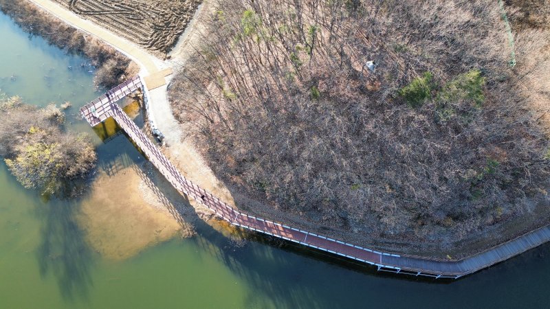 [용인=뉴시스] 연결공사가 마무리된 이동저수지 둘레길 단절 구간. (사진=용인시 제공) 2025.12.12. photo@newsis.com