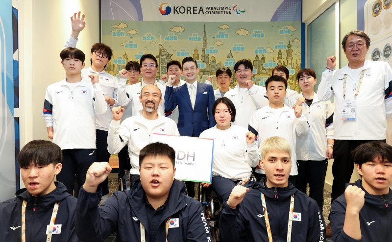 아랍에미리트 두바이 현지 대한민국 상황실에서 진행된 격려금 전달식 단체기념촬영을 하고 있다.(대한장애인체육회 제공)