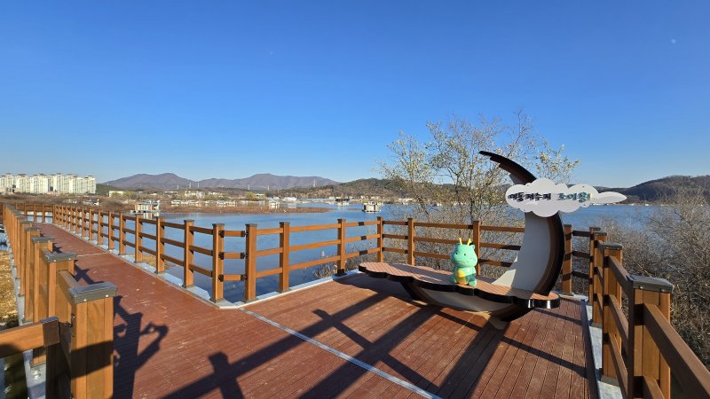 용인시가 처인구 이동읍 이동저수지 둘레길 단절 구간 연결 공사를 마무리했다.(용인시 제공)