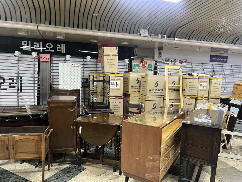 법원이 12일 새벽 대전중앙로지하도상가 무단 점유 점포에 대해 2차 강제집행에 나섰다. 독자 제공