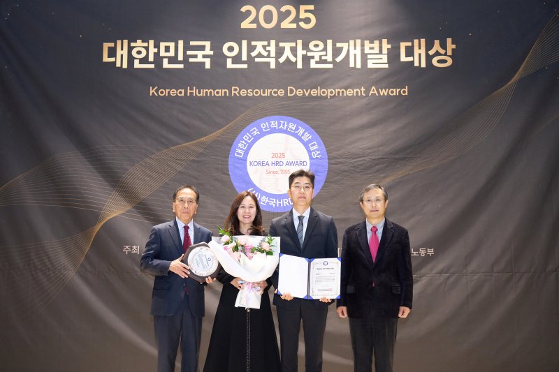 2025 대한민국 인적자원개발 대상 시상식에서 유성수 국민연금공단 인사혁신실 부장(오른쪽에서 두 번째)이 관계자들과 기념촬영을 하고 있다. (국민연금공단 제공)