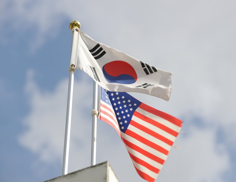 [서울=뉴시스] 김금보 기자 = 26일 서울 종로구 대한민국역사박물관에서 열린 한미동맹70주년 기념 특별전에 태극기와 성조기가 펄럭이고 있다. 2023.07.26. kgb@newsis.com