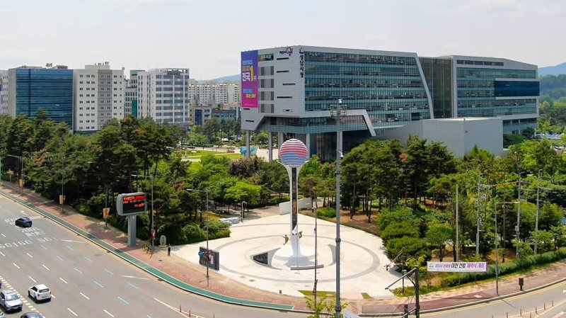 [성남=뉴시스]현충탑이 보이는 성남시 중원구 여수동 시청 전경(사진=성남시 제공2025.12.12.photo@newsis.com