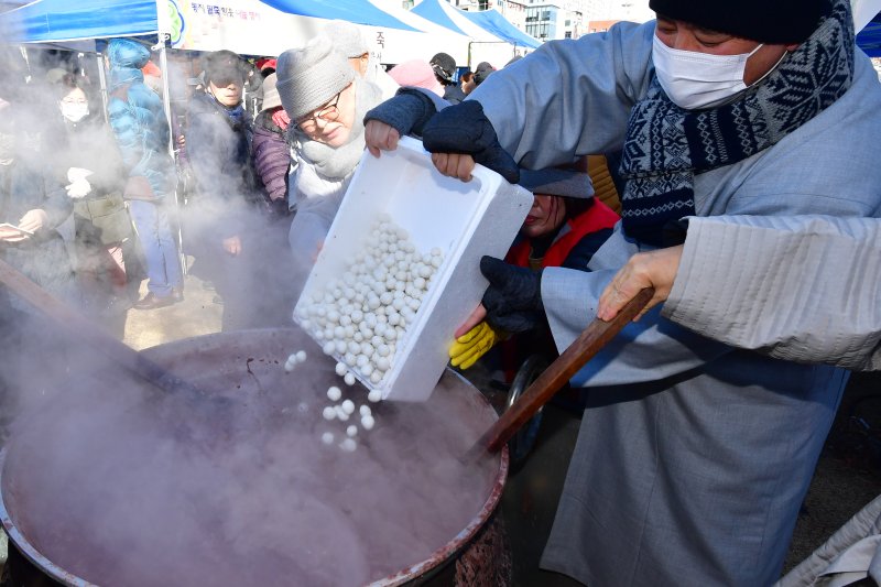 자난해 경북 포항시 남구 대이동 철길숲에서 열린 '사랑의 팥죽' 나눔 행사에서 스님들이 가마솥에 새알을 넣고 있다. (뉴스1 자료, 재판매 및 DB금지)뉴스1 ⓒ News1 최창호 기자