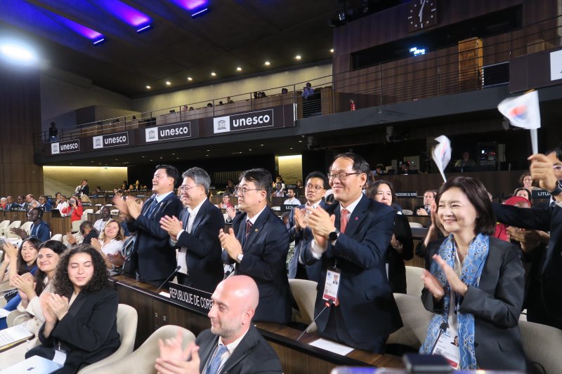 [서울=뉴시스] 15일(현지 시간) 프랑스 파리에서 열린 제47차 유네스코 세계유산위원회에서 차기 세계유산위원회 개최지로 대한민국이 확정되자 최응천 국가유산청장을 비롯한 정부 대표단이 박수를 치고 있다.이로써 제48차 위원회는 내년 7월 부산에서 열리게 됐다. 부산은 지난달 30일 국내 선정절차를 거쳐 개최도시로 확정됐다. (사진=국가유산청 제공) 2025.07.16. photo@newsis.com *재판매 및 DB 금지