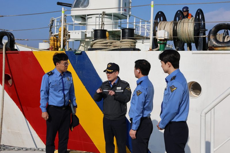 김기용 여수해양경찰서장이 지난 11일 여수 신북항 해양경찰전용부두를 찾아 함정을 점검하고 있다. (여수해경 제공. 재판매 및 DB금지)