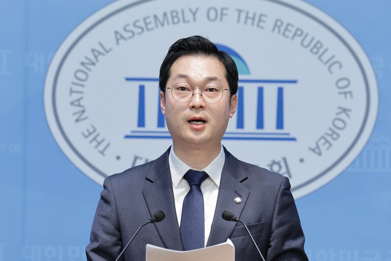 김동아 더불어민주당 허위조작정보대응특별위원회 부위원장이 28일 서울 여의도 국회 소통관에서 주진우 국민의힘 의원 고발 기자회견을 하고 있다. 2025.11.28/뉴스1 ⓒ News1 신웅수 기자