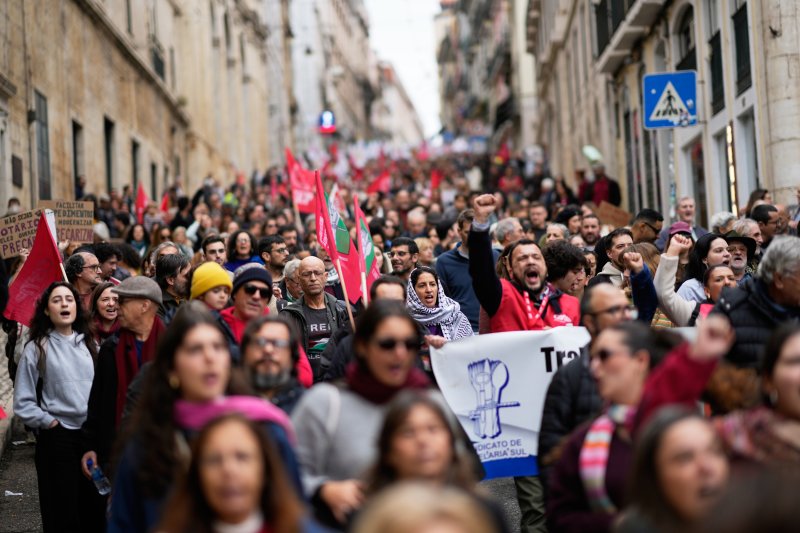 [리스본=AP/뉴시스] 11일(현지 시간) 포르투갈 리스본에서 정부의 노동법 개정안에 반대하는 총파업 시위가 열려 시위대가 거리 행진을 하고 있다. 2025.12.12.