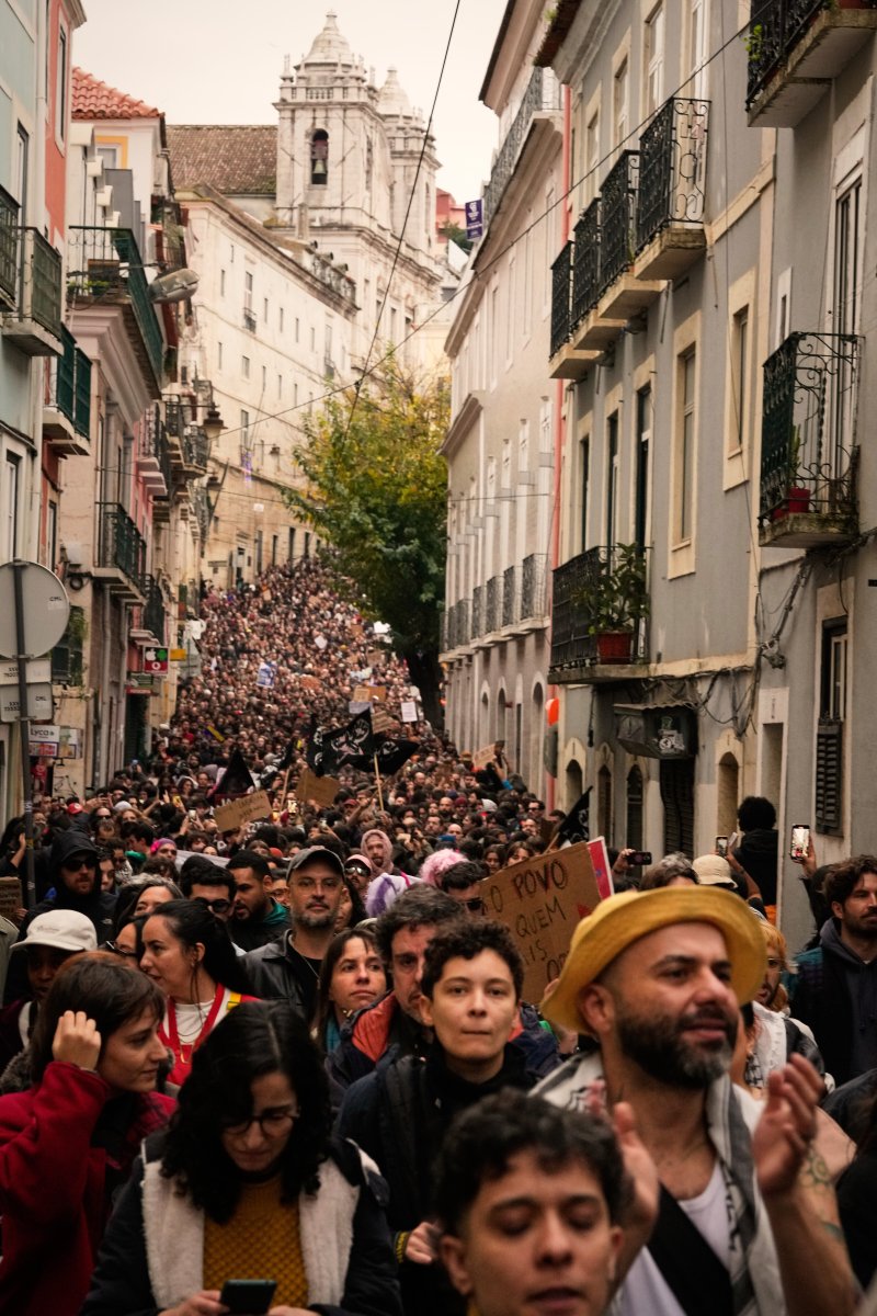 [리스본=AP/뉴시스] 11일(현지 시간) 포르투갈 리스본에서 정부의 노동법 개정안에 반대하는 총파업 시위가 열려 시위대가 거리 행진을 하고 있다. 2025.12.12.