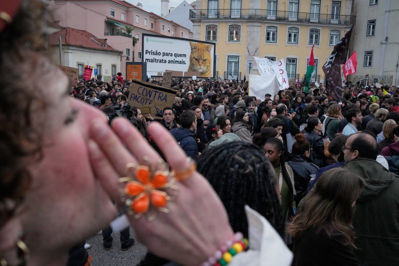 [리스본=AP/뉴시스] 11일(현지 시간) 포르투갈 리스본에서 정부의 노동법 개정안에 반대하는 총파업 시위가 열려 시위대가 의회 밖에서 구호를 외치고 있다. 2025.12.12.