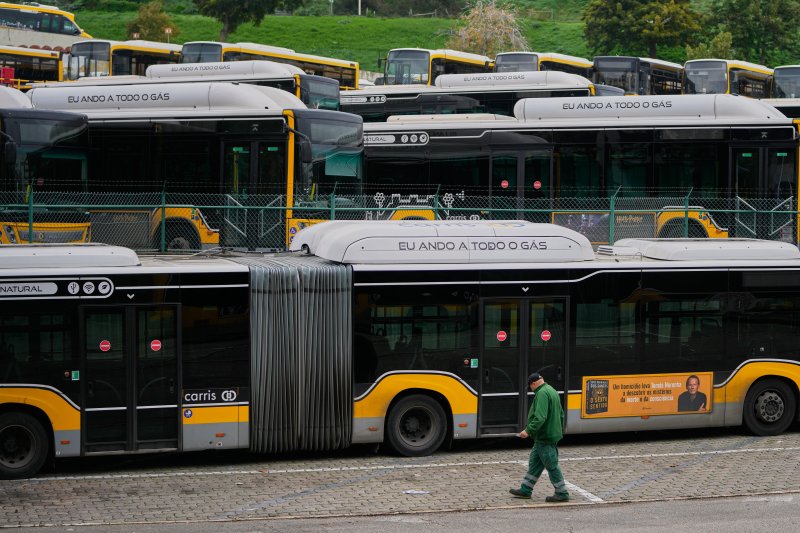 [리스본=AP/뉴시스] 11일(현지 시간) 포르투갈 리스본 외곽 오에이라스 주차장에 정부의 노동법 개정안에 반대하는 총파업 시위 여파로 시내버스가 정차돼 있다. 2025.12.12.