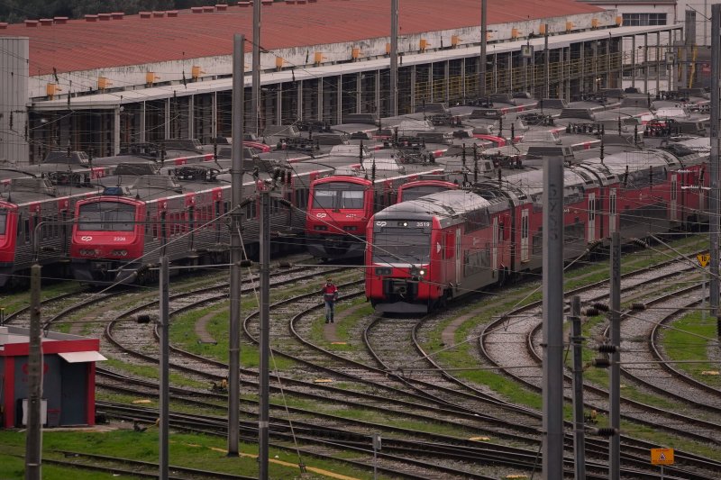 [리스본=AP/뉴시스] 11일(현지 시간) 포르투갈 리스본 산타 아폴로니아역에서 정부의 노동법 개정안에 반대하는 총파업 시위 여파로 열차가 운행 중단된 모습. 2025.12.12.