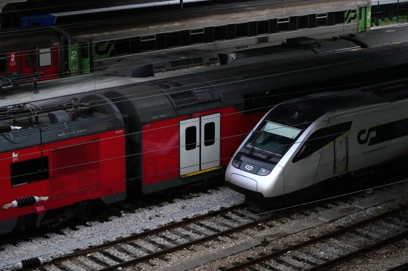 [리스본=AP/뉴시스] 11일(현지 시간) 포르투갈 리스본 산타 아폴로니아역에서 정부의 노동법 개정안에 반대하는 총파업 시위 여파로 열차가 운행 중단된 모습. 2025.12.12.