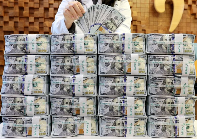 서울 중구 하나은행 위변조대응센터에서 은행 관계자가 달러화를 정리하고 있다.ⓒ News1 이호윤 기자