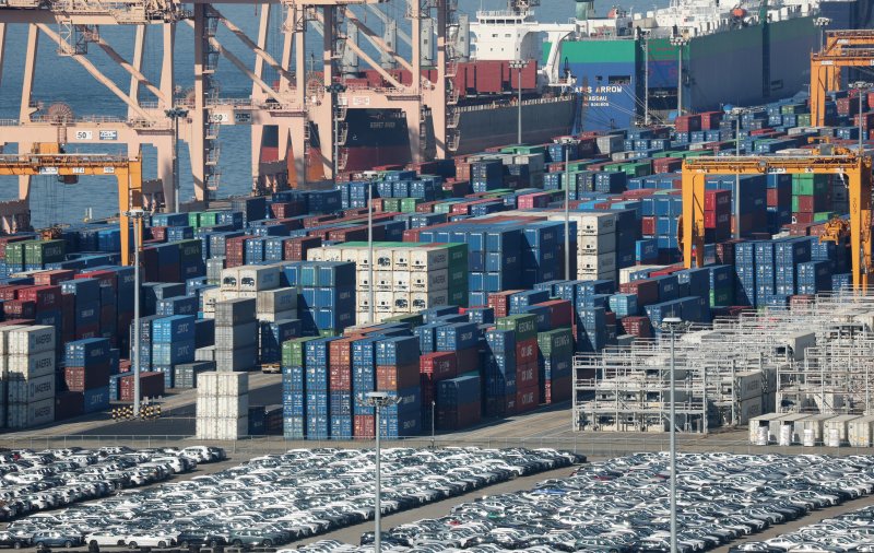 경기 평택시 포승읍 평택항에 수출용 컨테이너들이 쌓여 있다.ⓒ News1 김영운 기자