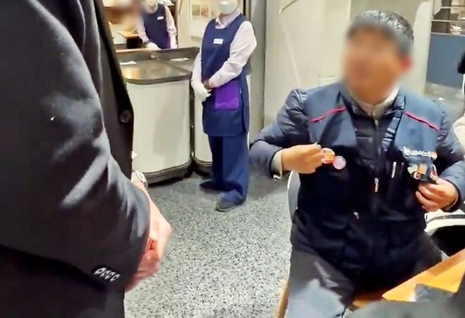 10일 잠실 롯데백화점 식당가에서 전국민주노동종하총연맹 산하 전국금속노조 소속 조합원(오른쪽)과 백화점 안내 직원(왼쪽)이 노조 조끼 탈의 여부와 관련해 실랑이를 벌이고 있다. /사진=X(엑스)