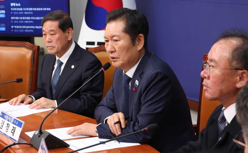 [서울=뉴시스] 조성봉 기자 = 정청래 더불어민주당 대표가 11일 오후 서울 여의도 국회에서 열린 소상공인 민생현안 청취 간담회에서 발언을 하고 있다. 2025.12.11. suncho21@newsis.com