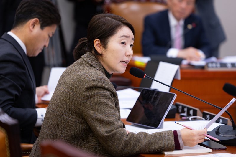 강선우 더불어민주당 의원이 지난 28일 서울 여의도 국회에서 열린 제429회 국회(정기회) 외교통일위원회 제7차 전체회의에서 질의를 하고 있다. 2025.11.28/뉴스1 ⓒ News1 유승관 기자