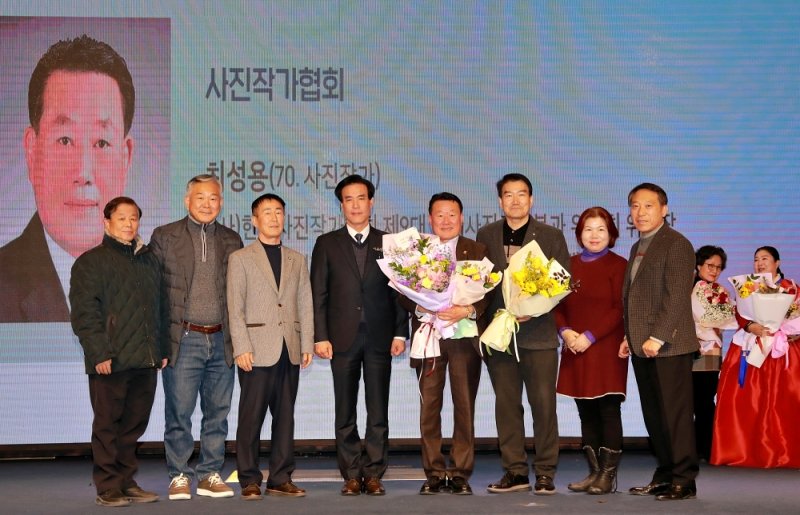 11일 전주 그랜드힐스턴호텔에서 열린 ‘제29회 전북예총하림예술상’ 시상식에서 수상자들과 관계자들이 기념촬영을 하고 있다.(하림 제공)