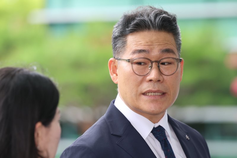 [서울=뉴시스] 권창회 기자 =백해룡 전 영등포경찰서 형사과장(경정)이 임은정 동부지검장과 비공개 면담을 위해 17일 서울 송파구 서울동부지방검찰청으로 들어가며 취재진 질의에 답하고 있다. 2025.07.17. kch0523@newsis.com