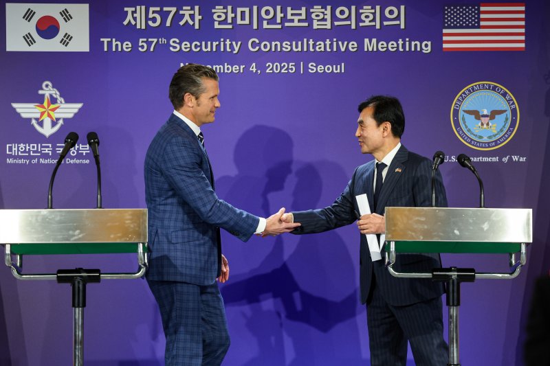 [서울=뉴시스] 사진공동취재단 = 안규백 국방부 장관과 피트 헤그세스 미국 국방부 장관이 4일 오후 서울 용산구 국방부 청사에서 제57차 한미안보협의회의(SCM) 이후 열린 공동기자회견에서 악수하고 있다. 2025.11.04. photo@newsis.com