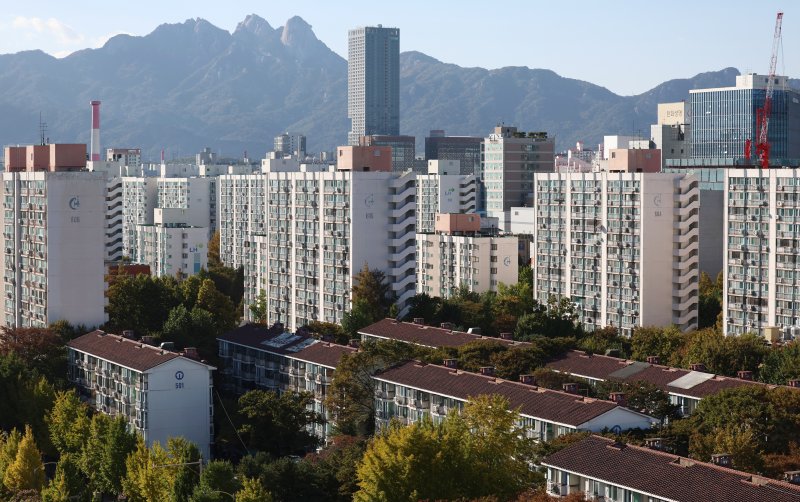 [서울=뉴시스] 조성우 기자 = 정부의 10·15 주택시장 안정화 대책 발표 이후 전세 매물이 감소세를 보인 가운데 27일 오후 서울 노원구 상계주동 아파트 단지 모습이 보이고 있다.부동산 플랫폼 아실에 따르면 서울 아파트 전월세 물건은 올해 1월1일 5만1897건 대비 지난 24일 기준 4만5061건으로 13.2%(6836건) 감소했다. 이중 전세 물건 감소 폭은 22.0%로 더 컸다. 특히 노원과 도봉구, 금천구 등 상대적으로 서민들이 많이 거주하는 서울 외곽 지역에서 매물이 50% 넘게 감소했다. 2025.10.27. xcon