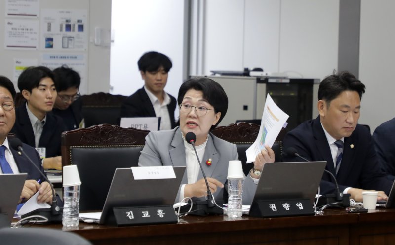 권향엽 더불어민주당 의원이 17일 한국석유공사에서 열린 국회 산업통상자원중소벤처기업위원회 국감에서 질의하고 있다.2024.10.17/뉴스1 ⓒ News1