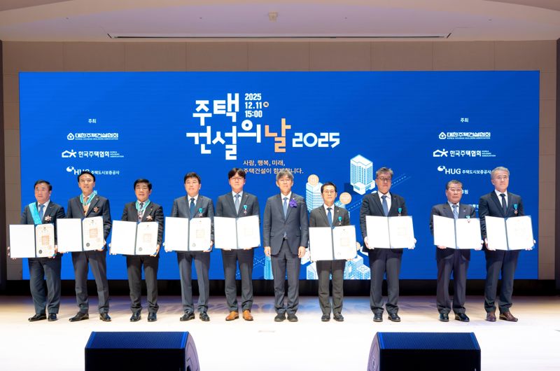 이기동 경남기업 대표이사(왼쪽 다섯번째)가 지난 11일 서울 강남구 건설회관에서 열린 ‘2025 주택건설의 날’ 기념식에서 국토교통부 김이탁 제1차관(왼쪽 여섯번째)으로부터 산업포장을 수훈한 뒤 다른 수상자들과 기념촬영을 하고 있다. SM그룹 제공
