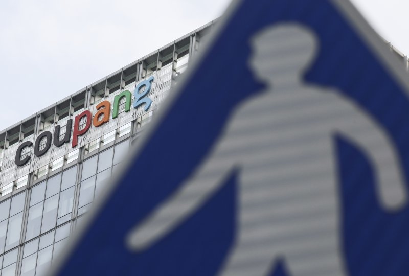 [서울=뉴시스] 김근수 기자 = 쿠팡 개인정보 유출 사건으로 인해 경찰이 2차 압수수색을 벌인 10일 서울 송파구 쿠팡 본사 모습이 보이고 있다. 2025.12.10. ks@newsis.com