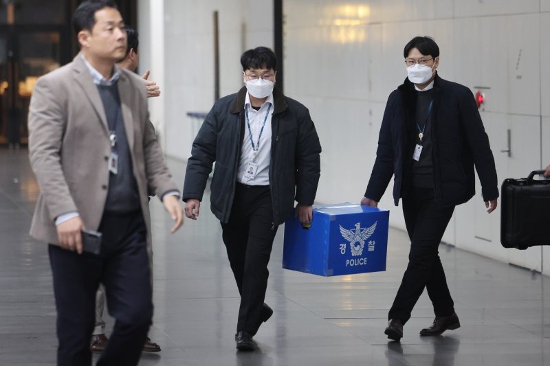 [서울=뉴시스] 최진석 기자 = 경찰이 대규모 개인정보 유출 사태를 빚은 쿠팡을 상대로 강제수사에 나선 9일 오후 서울 송파구 쿠팡 본사 사무실에서 압수수색을 마친 경찰들이 압수품을 옮기고 있다. (공동취재) 2025.12.09. photo@newsis.com