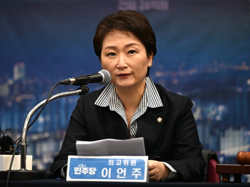 [광주=뉴시스] 이현행 기자 = 이언주 더불어민주당 최고위원이 지난 10일 오전 광주 서구 김대중컨벤션센터에서 열린 민주당 현장 최고위원회의에서 발언하고 있다. 2025.12.10. lhh@newsis.com