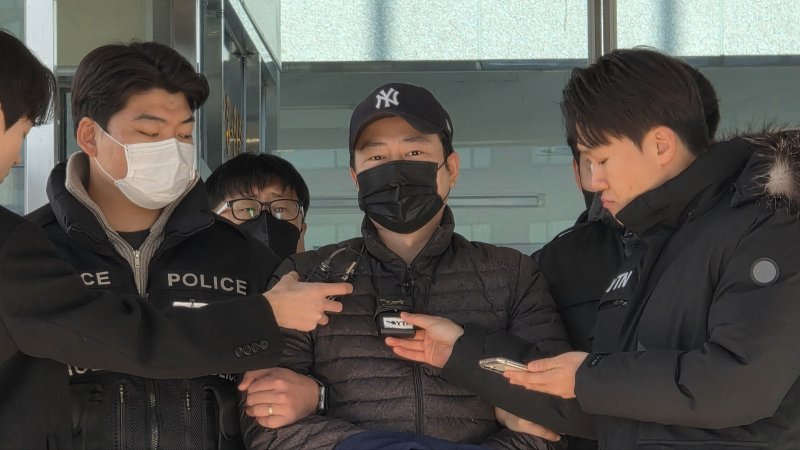 검찰에 송치된 '천안 층간소음 살해' 피의자 양민준이 경찰서를 나서며 기자들의 질문에 대답하고 있다. 2025.12.12 / 뉴스1 ⓒ News1 이시우 기자